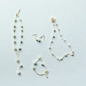 Elegant Pearl Jewelry Set in Gold